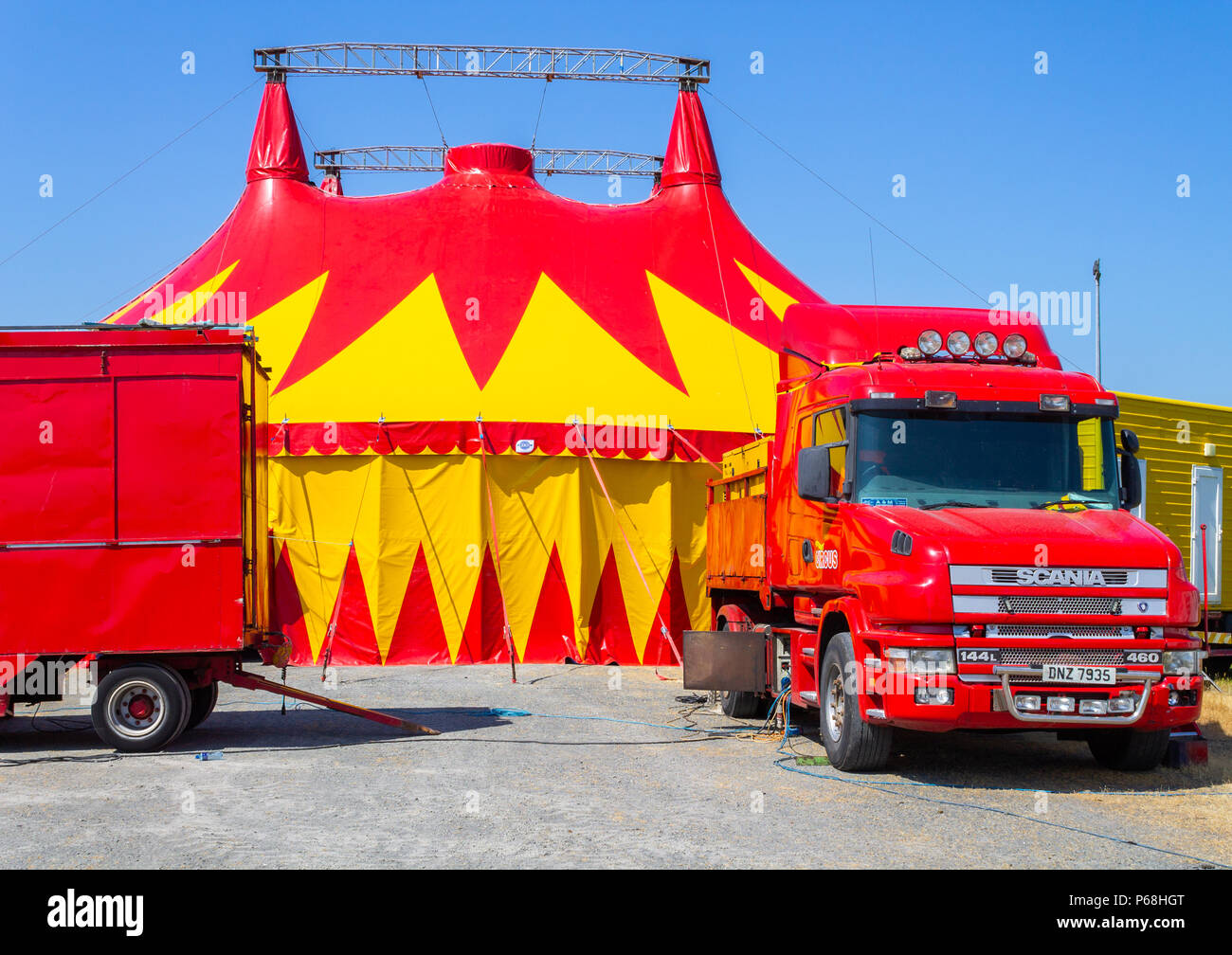 Skibbereen, West Cork, Irlanda. Il 29 giugno, 2018. Un altro torrida giornata calda qui in West Cork come le rifiniture sono effettuate su Grande Cima del Circus World prima di stasera le prestazioni di apertura. L'equipaggio del Circus World può avere la tenda grande e pronto a andare in un giorno se hanno a. Credito: aphperspective/Alamy Live News Foto Stock