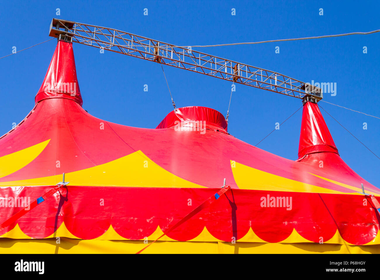 Skibbereen, West Cork, Irlanda. Il 29 giugno, 2018. Un altro torrida giornata calda qui in West Cork come le rifiniture sono effettuate su Grande Cima del Circus World prima di stasera le prestazioni di apertura. L'equipaggio del Circus World può avere la tenda grande e pronto a andare in un giorno se hanno a. Credito: aphperspective/Alamy Live News Foto Stock