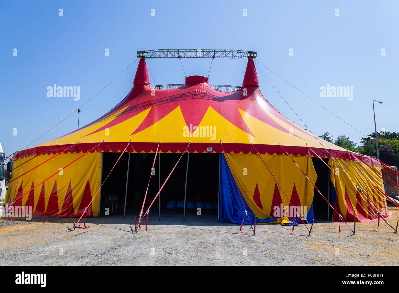 Skibbereen, West Cork, Irlanda. Il 29 giugno, 2018. Un altro torrida giornata calda qui in West Cork come le rifiniture sono effettuate su Grande Cima del Circus World prima di stasera le prestazioni di apertura. L'equipaggio del Circus World può avere la tenda grande e pronto a andare in un giorno se hanno a. Credito: aphperspective/Alamy Live News Foto Stock
