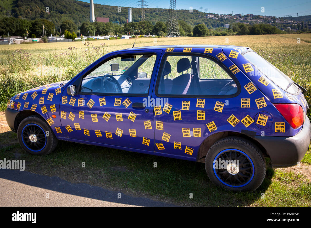 Hagen, Germania, 29nd giugno, 2018. Un auto piena di adesivi con lo slogan "erkel muss weg' / 'Merkel ha per andare'.Credit: Joern Sackermann/Alamy Live News Foto Stock