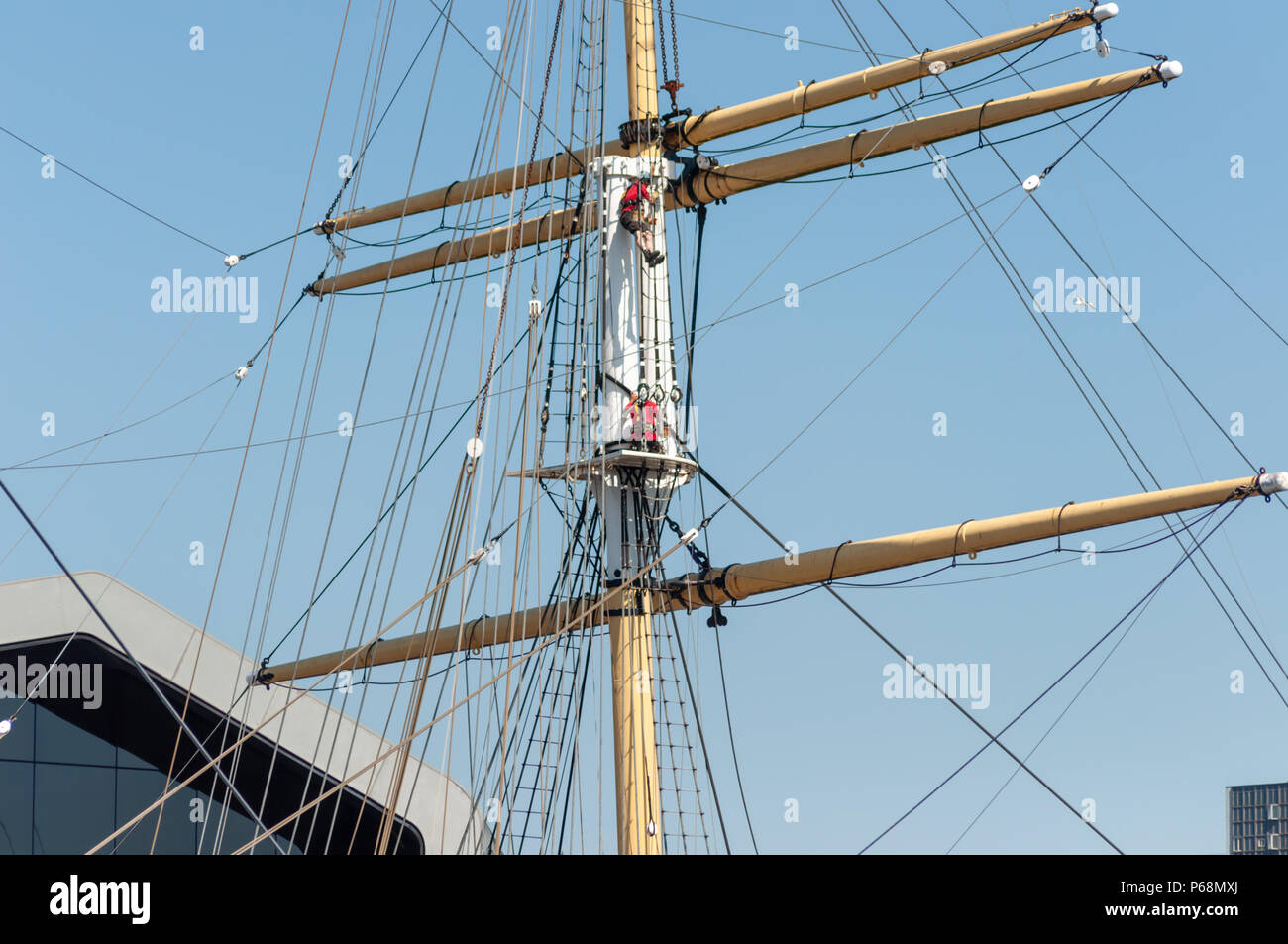 Glasgow, Scotland, Regno Unito. Il 29 giugno, 2018. Due uomini che indossano cavi di sicurezza effettuare la manutenzione di routine su Tall Ship Glenlee, un vittoriano ristrutturato nave a vela ormeggiata in modo permanente adiacente al Riverside Museum. Credito: Berretto Alamy/Live News Foto Stock