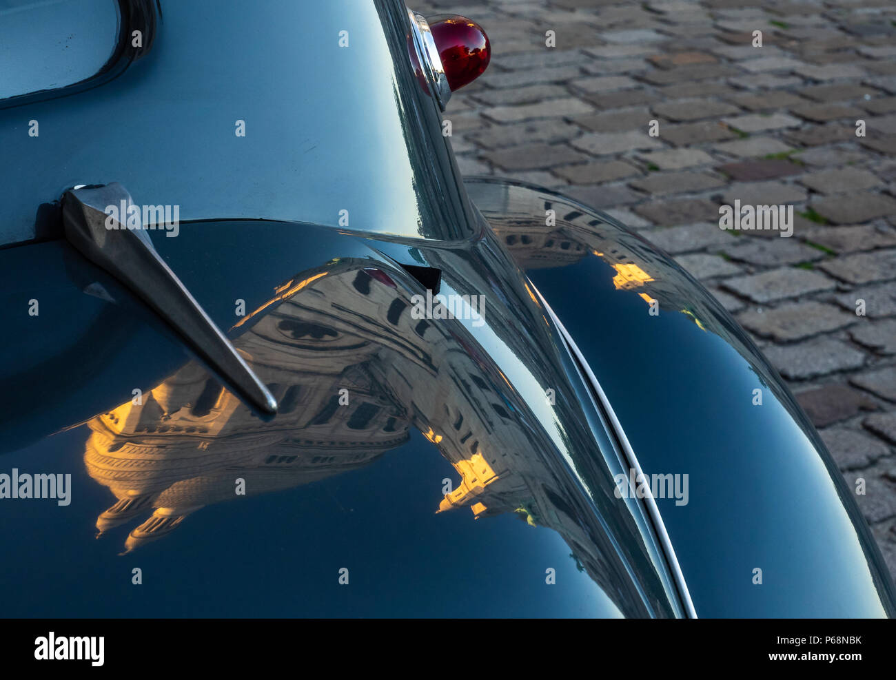Una Citroen Avant trazione seduta su una strada a ciottoli vicino al Sacre Coeur nel quartiere di Montmatre di Parigi Foto Stock