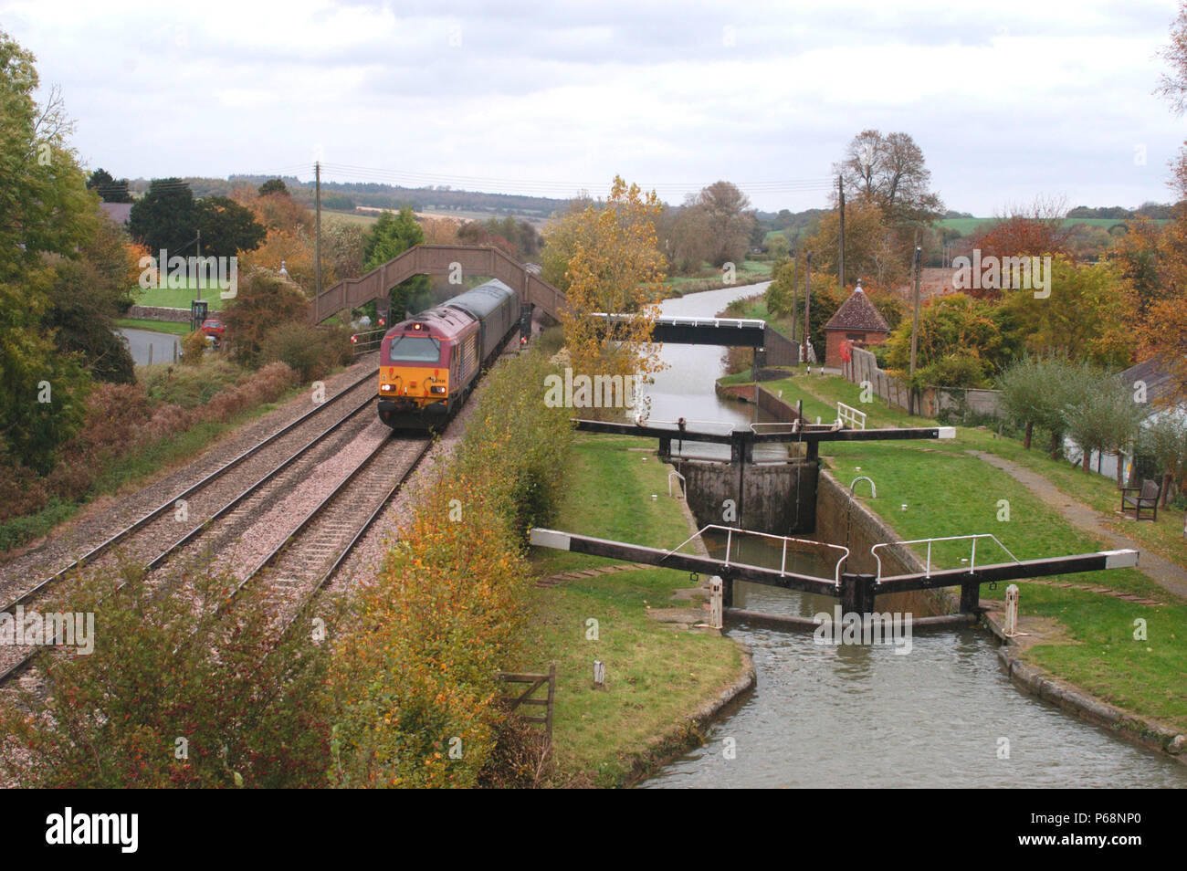 La Great Western Railway. Guardando verso la lettura a poco Bedwyn. Un SERCO via treno passa con la classe 67s azionato in top 'n modalità di coda. Ottobre 2 Foto Stock