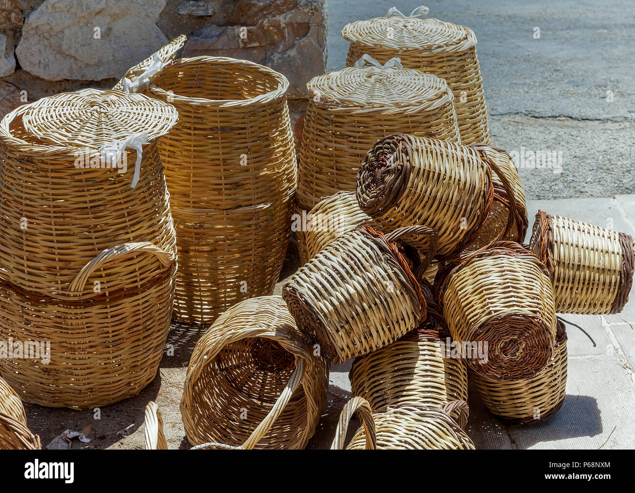 Una collezione di fatto a mano cestini di vimini dal lato della strada per la vendita. Immagine di stock Foto Stock