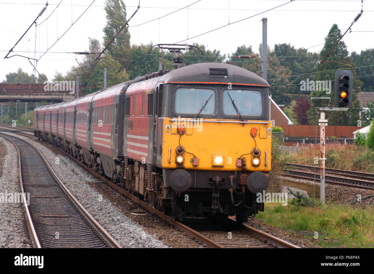 Il penultimo Euston - Carlisle service per essere lavorato dalla locomotiva + Mk III convogli attraverso le curve di Leyland si avvicina Preston. Settembre 2004. Foto Stock