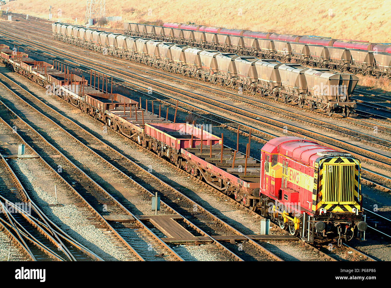 Il cantiere di smistamento a Tees nel nord est dell' Inghilterra visualizza una varietà di carri utilizzati nell'industria siderurgica come un EWS Classe 08 0-6-0 shuntando l Foto Stock