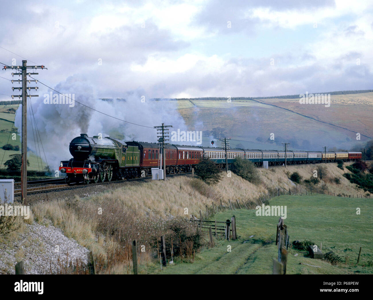 Il West Riding.No. 4771 Freccia Verde capi ad ovest lungo la valle di Edale en route da Sheffield a Manchester Victoria. 09.11.1985. Foto Stock