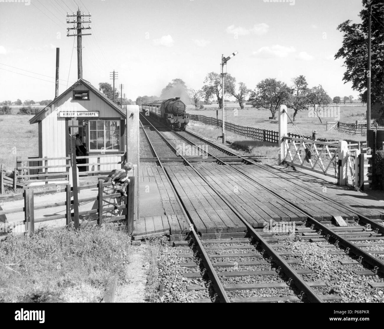 Thompson B1 classe 4-6-0 No.61088 approcci Kirkby Laythorpe con la 2.11 Mablethorpe a Leicester grande centrale speciale. I bambini sono stati probabilmente Foto Stock