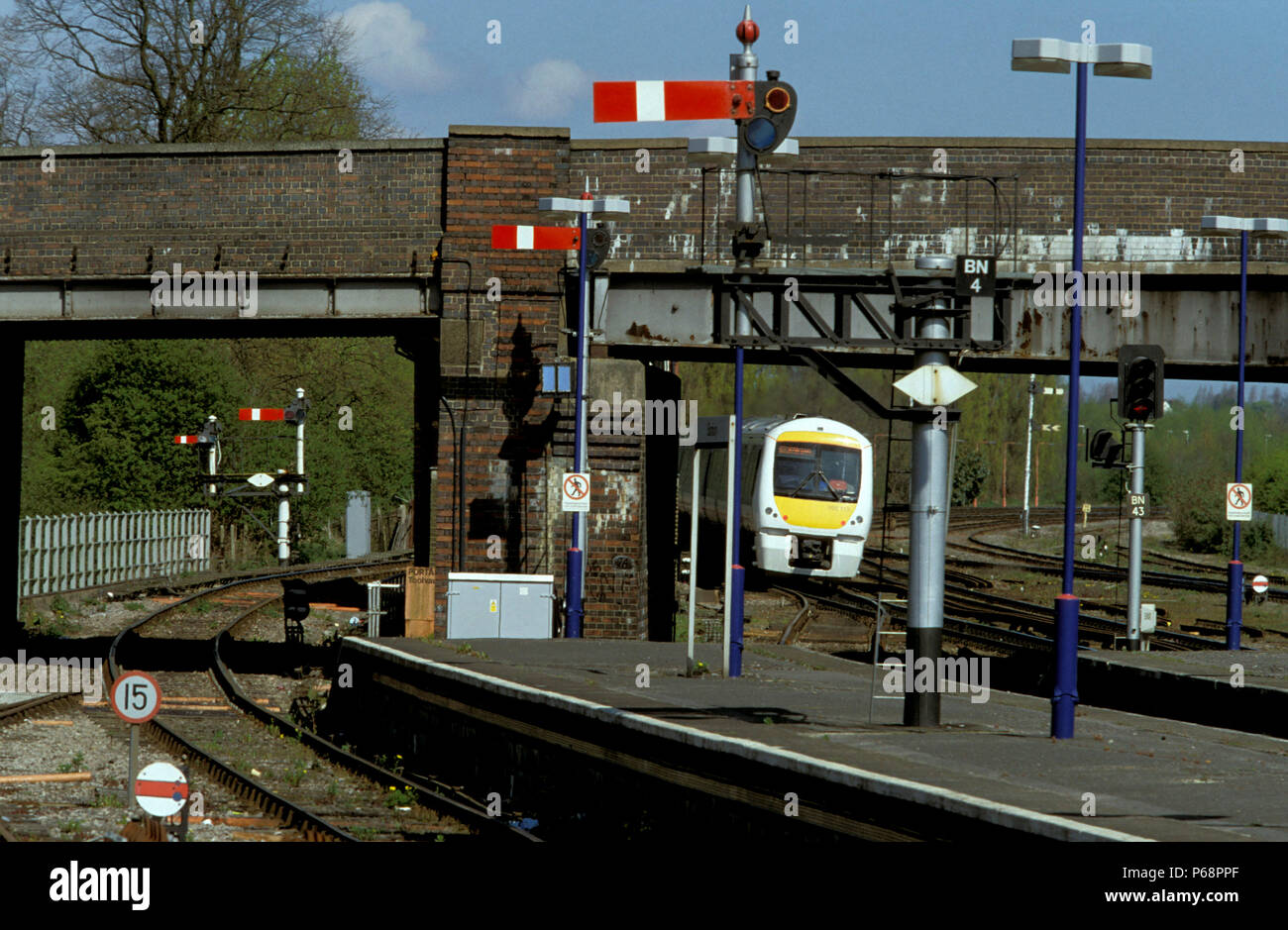 I semafori tradizionali a Banbury stazione con una classe 168 DMU si avvicina con un Chiltern servizio treni. Foto Stock