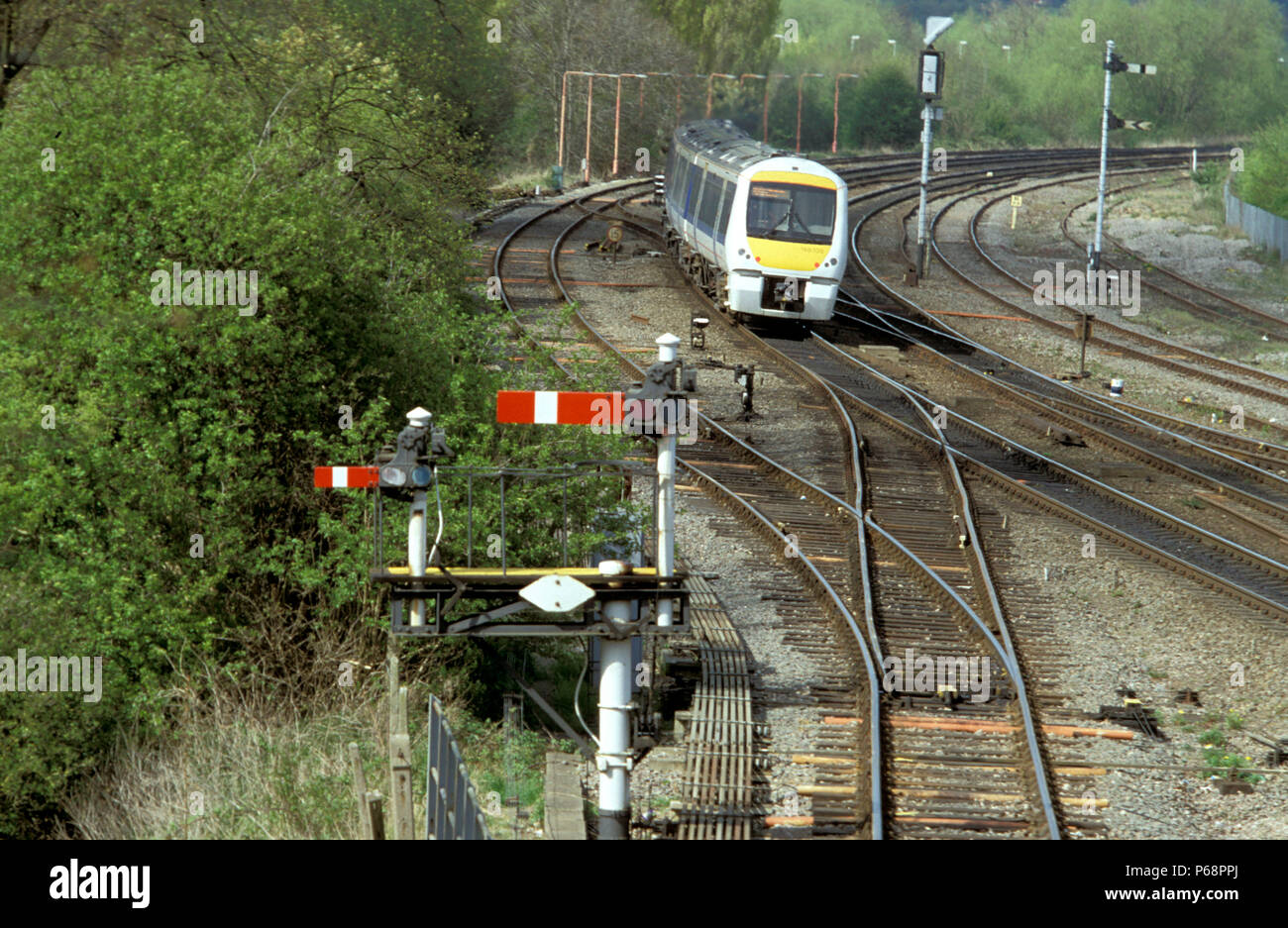 I semafori tradizionali a Banbury stazione con una classe 168 DMU si avvicina con un Chiltern servizio treni. Foto Stock