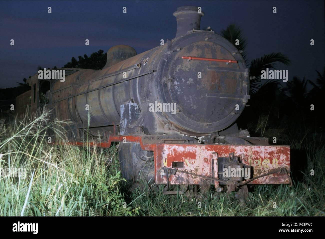 Twilight a Kumasi Loco Shed Ghana con la graziosa Vulcan Foundry 4-8-2 No.126 del 1938. Mercoledì 19 Giugno 1985. Foto Stock