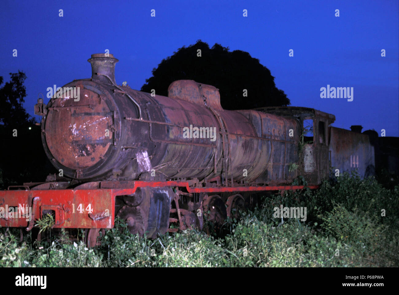 Twilight a Tarkwa capannone Ghana domenica 9 giugno 1985 con 4-8-2 No.144 del 1948 costruito dalla Fonderia Vulcan Lancashire come loro No.5848. Un definitivo Foto Stock