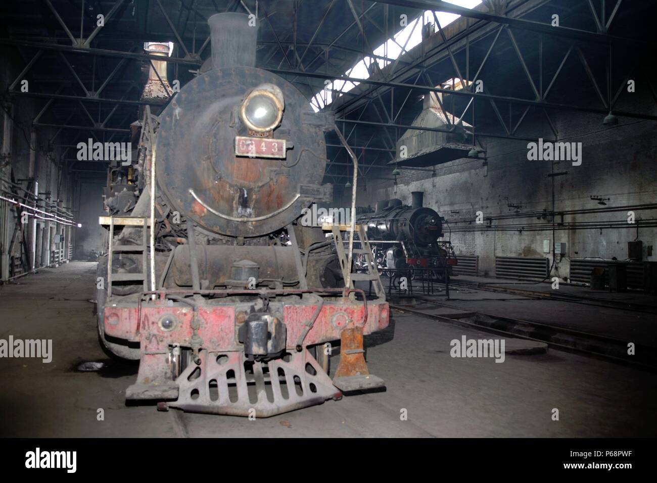 Due industriale cinese 2-8-2s su capannone a Pingzhuang sabato 21 ottobre 2006. Foto Stock