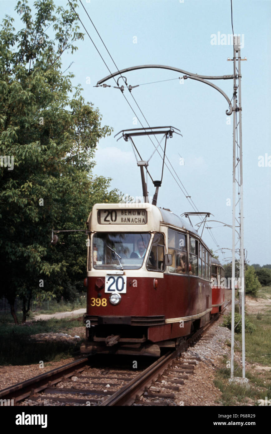Varsavia tram n. 398 tele 20 di percorso attraverso i boschi del distretto Benmow venerdì 27 maggio 1983. Foto Stock