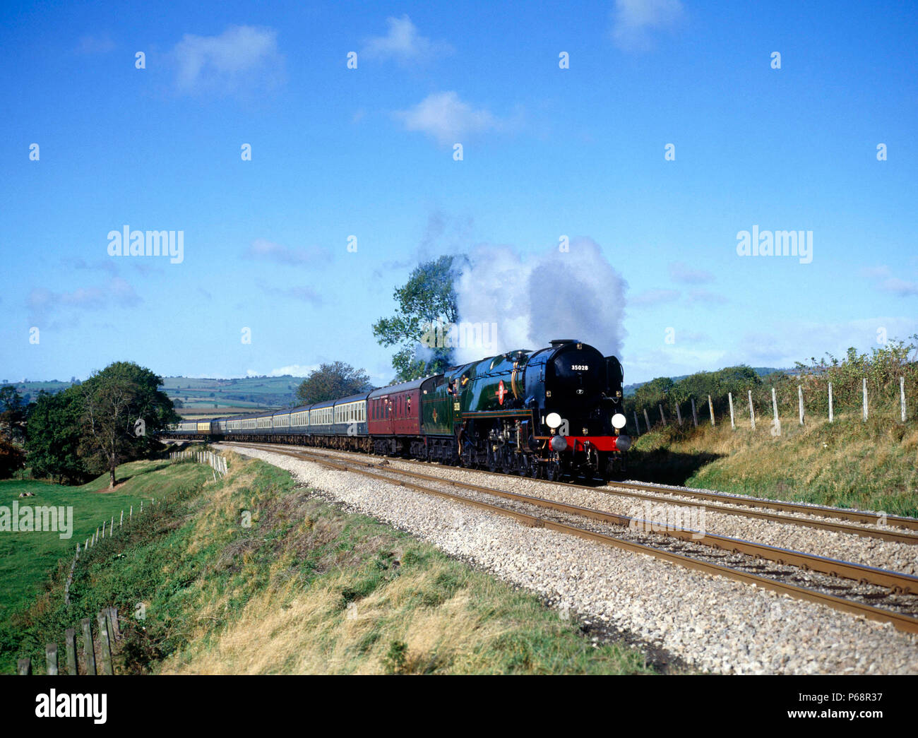 Welsh Marches Express. No.35028 Linea Clan si arrampica da Onibury di Bromfield en route da Shrewsbury a Hereford. 21.10.1986. Foto Stock