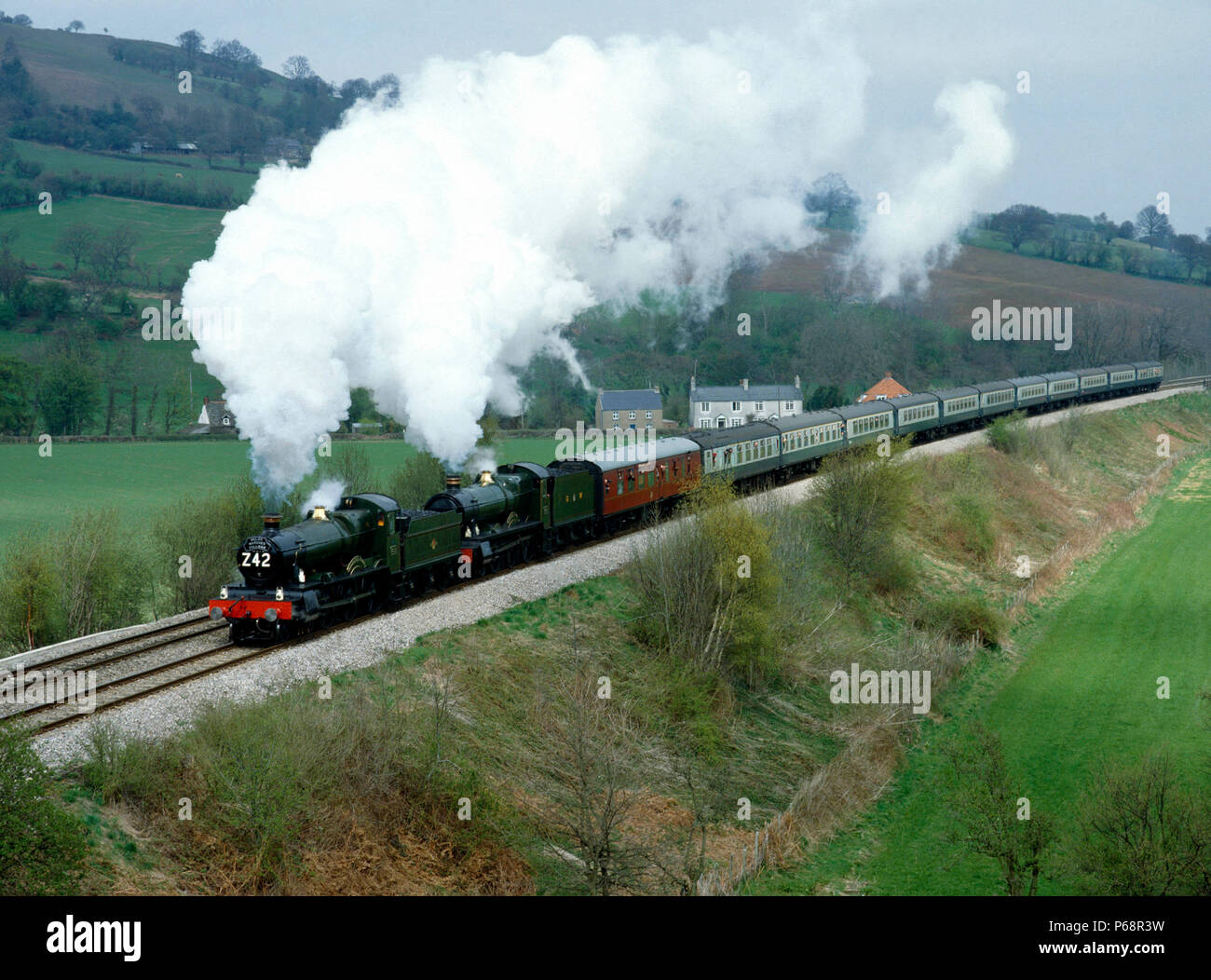 Welsh Marches Pullman.No.7812 Earlstoke Manor e 4930 Hagley Hall salire Llanfinangel bank en route per Newport. 17.04.1982. Foto Stock