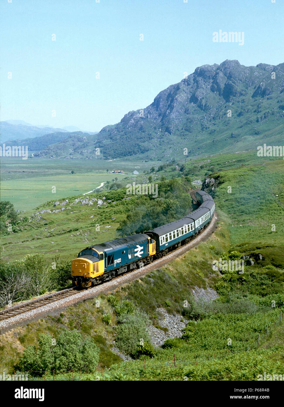 West Highland Line. No.37422 Arisaig approcci con il 12:00 ex Mallaig per Fort William. 30.06.1986. Foto Stock