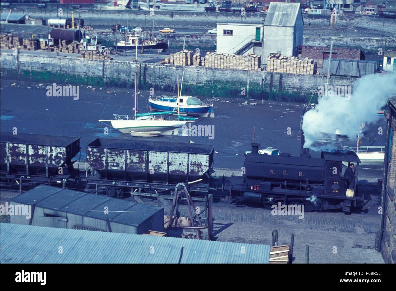 Whitehaven Docks con Andrew Barclay 0-4-0ST appartenenti al National Coal Board. Foto Stock