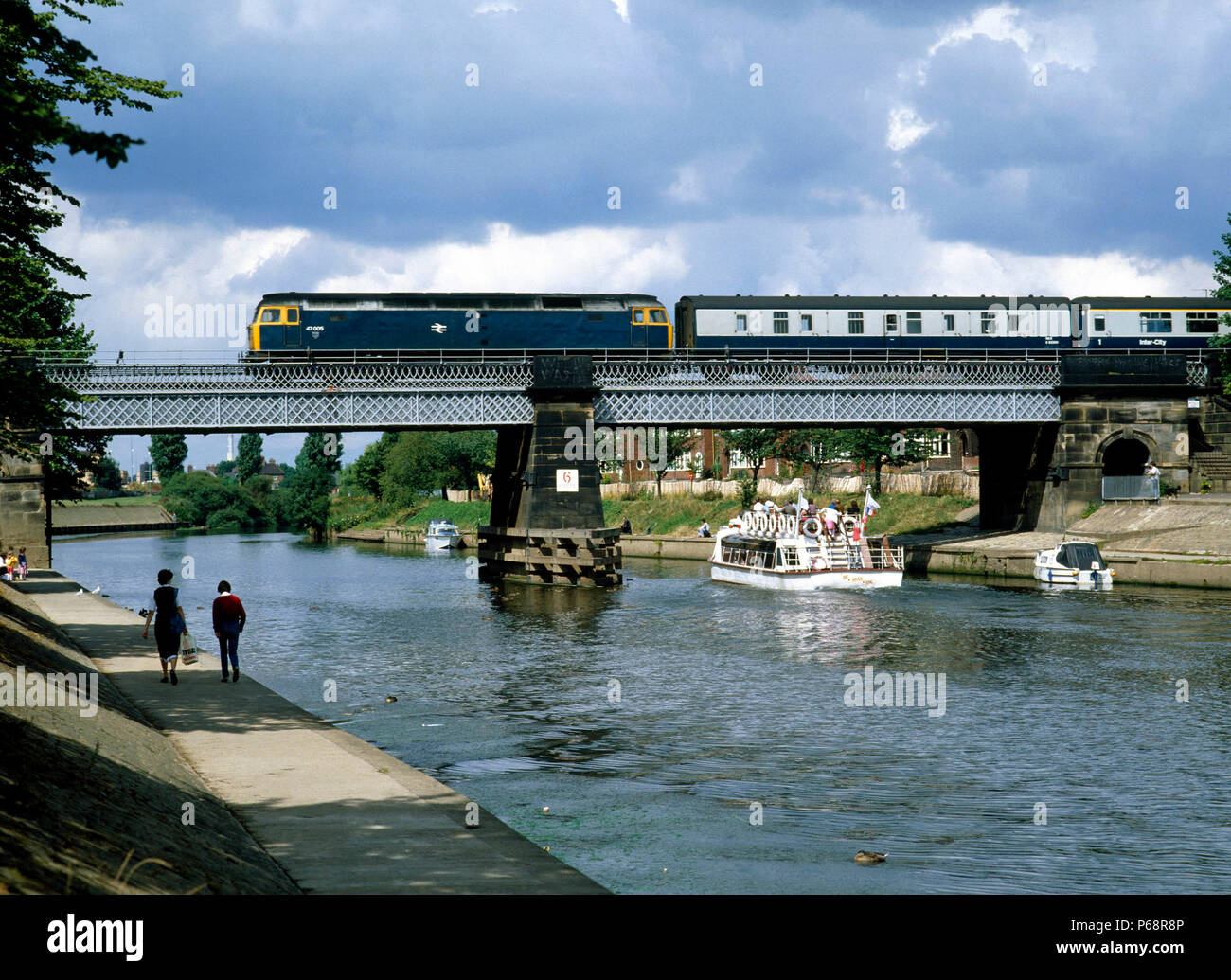 York.No.47.005 arriva in York sul fiume Ouse con la 11:00 ex Scarborough per Chester. 02.08.1983. Foto Stock