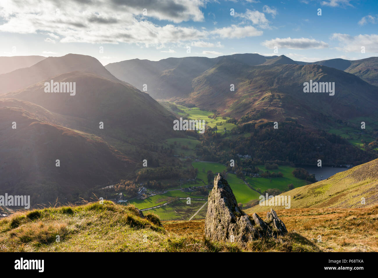 Vista dal luogo cadde su Patterdale e la Helvellyn gamma della montagna nel Parco Nazionale del Distretto dei Laghi, Cumbria, Inghilterra. Foto Stock