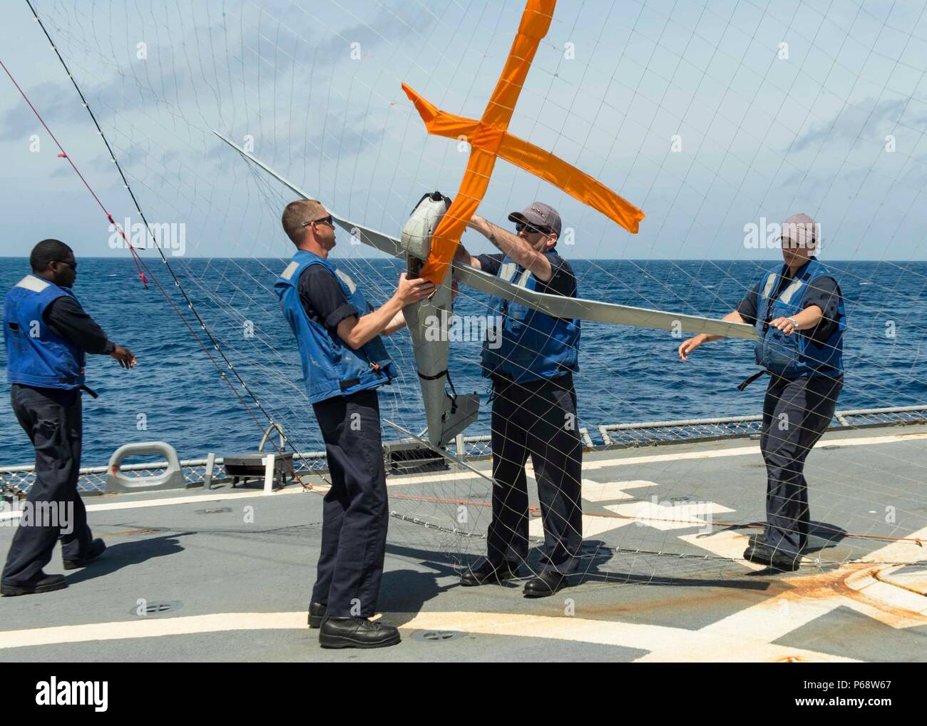 160519-N-GP524-279 OCEANO ATLANTICO (19 maggio 2016) - velisti assegnati alle visite-missile destroyer USS Stout (DDG 55) rimuovere un RQ-20un Puma AE (tutti) Ambiente dei velivoli senza pilota del sistema da una landing net. Stout è attualmente implementato come parte di Eisenhower Carrier Strike gruppo. (U.S. Foto di Marina di Massa lo specialista di comunicazione di terza classe Bill Dodge/rilasciato) Foto Stock