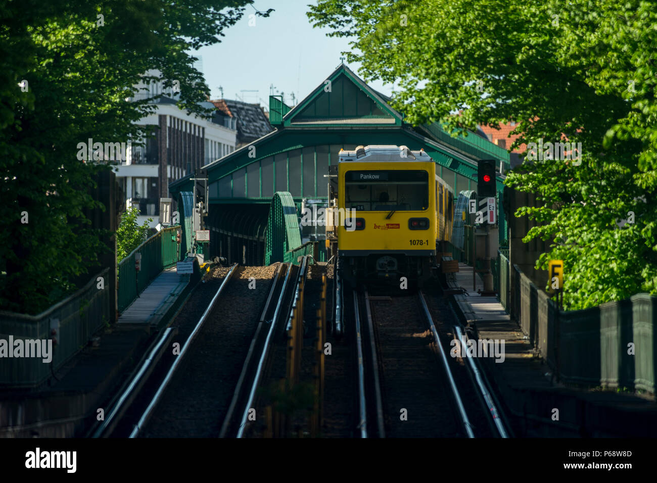 Treni passeggeri della metropolitana di Berlino la guida da e per la stazione metropolitana di Eberswalder Straße, Berlino 2018. Foto Stock