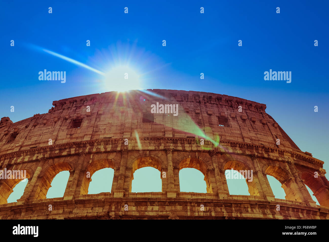 Il Colosseo o il Colosseo di Roma. Estate in Italia. Copyspace Foto Stock