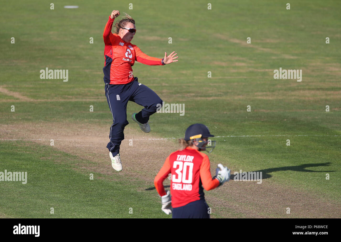 Inghilterra bowler Danielle Hazel dopo trapping Nuova Zelanda pastella Hannah Rowe LBW per 0 durante il T20 Tri serie corrisponde alla massa Brightside, Bristol. Foto Stock