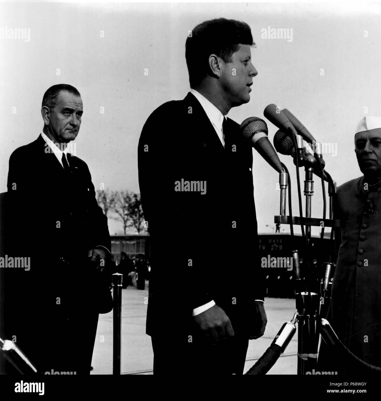 John F Kennedy si compiace Primo Ministro indiano Jawaharlal Nehru; a sinistra è il Vice Presidente Lyndon B Johnson 1962 Foto Stock