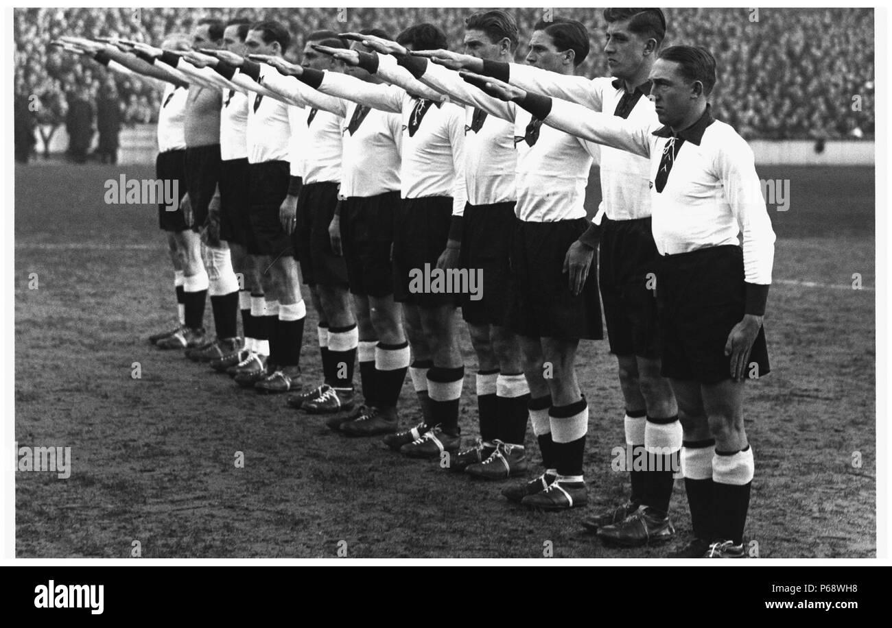 1936, Germania contro l'Inghilterra. Il team tedesco dare il saluto nazista al ai giochi olimpici di Berlino Foto Stock