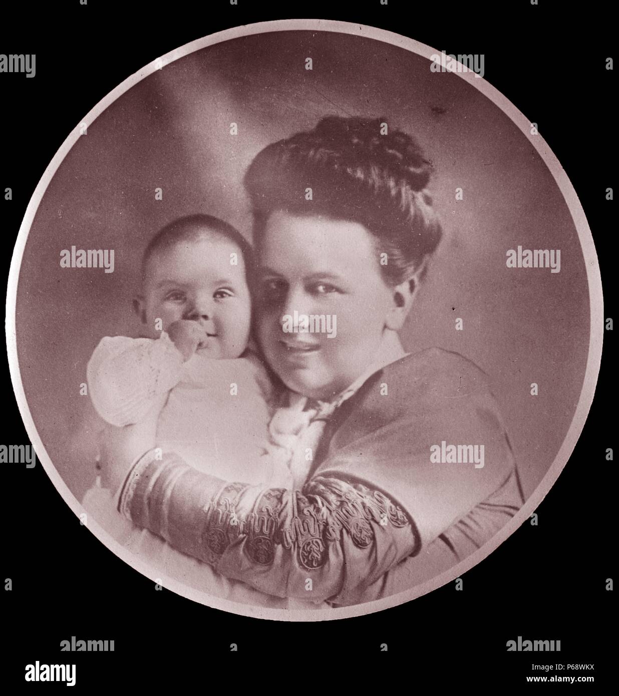 Queen Emma di Holland (2 agosto 1858 - 20 Marzo 1934) è stata la Regina dei Paesi Bassi e la Granduchessa di Lussemburgo come la moglie di King-Grand Duca Guglielmo III. Mostrato in 1880 con il neonato (più tardi da una regina Wilhelmina Foto Stock
