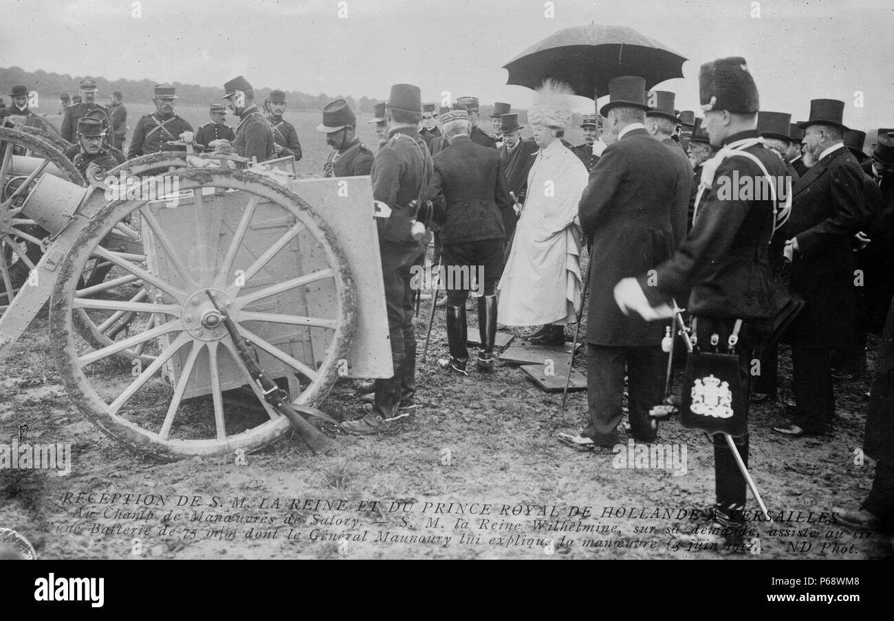 Wilhelmina; Regina del Regno dei Paesi Bassi visite scuola militare a Versailles Francia circa 1912 Foto Stock