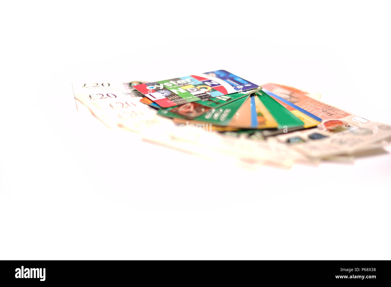 Sterlina britannica, oyster card e la carta di credito su sfondo bianco Foto Stock