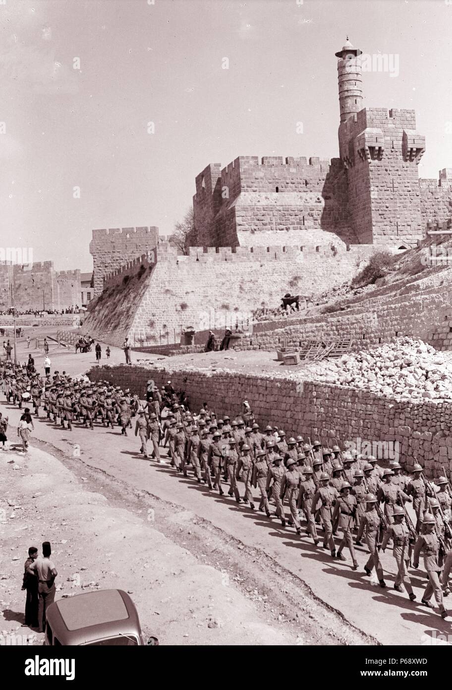 Fotografia di soldati britannici marciando attraverso Gerusalemme passato David Citadel dopo il crollo del dominio ottomano in Palestina. Datata 1917 Foto Stock