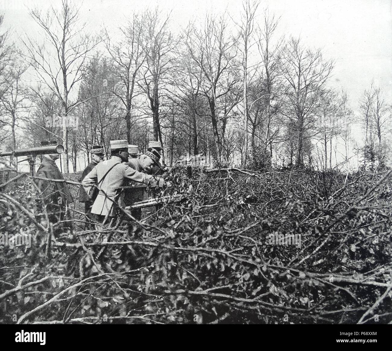 Fotografia del maresciallo Joseph Joffre (1852-1931) francese generale durante la Prima Guerra Mondiale è visto qui in visita a una posizione di osservazione nel nord della Francia. Datata 1915 Foto Stock