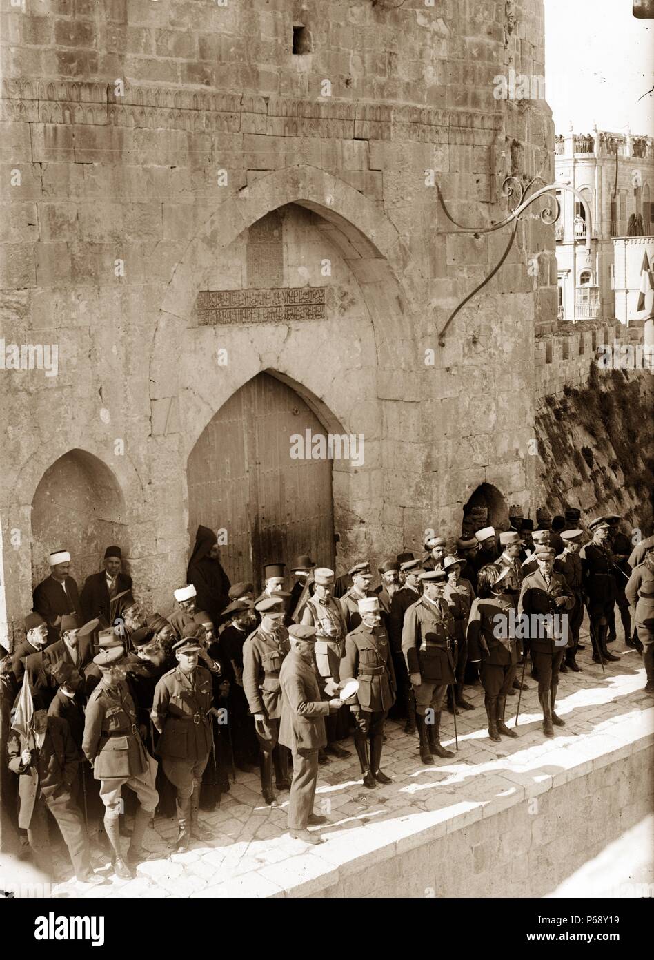 Fotografia di Haddad Bey la lettura della proclamazione del Mandato Britannico in Palestina presso la Porta di Jaffa, Gerusalemme. Datata 1917 Foto Stock