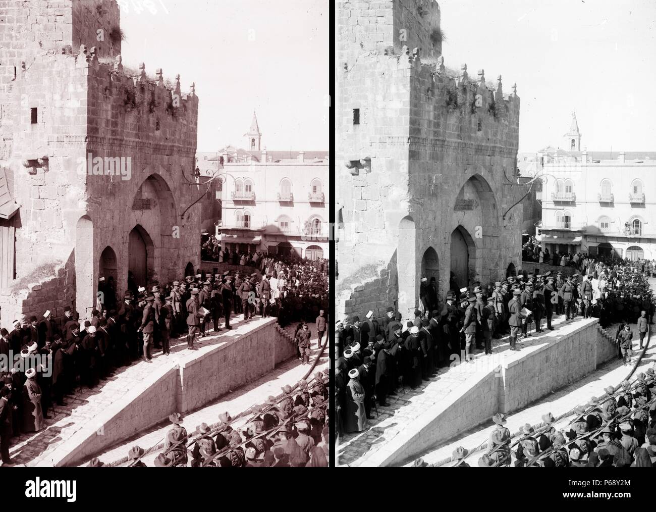 Fotografia di Borton Pasha leggendo il proclama del generale Allenby a Gerusalemme in inglese. Datata 1917 Foto Stock