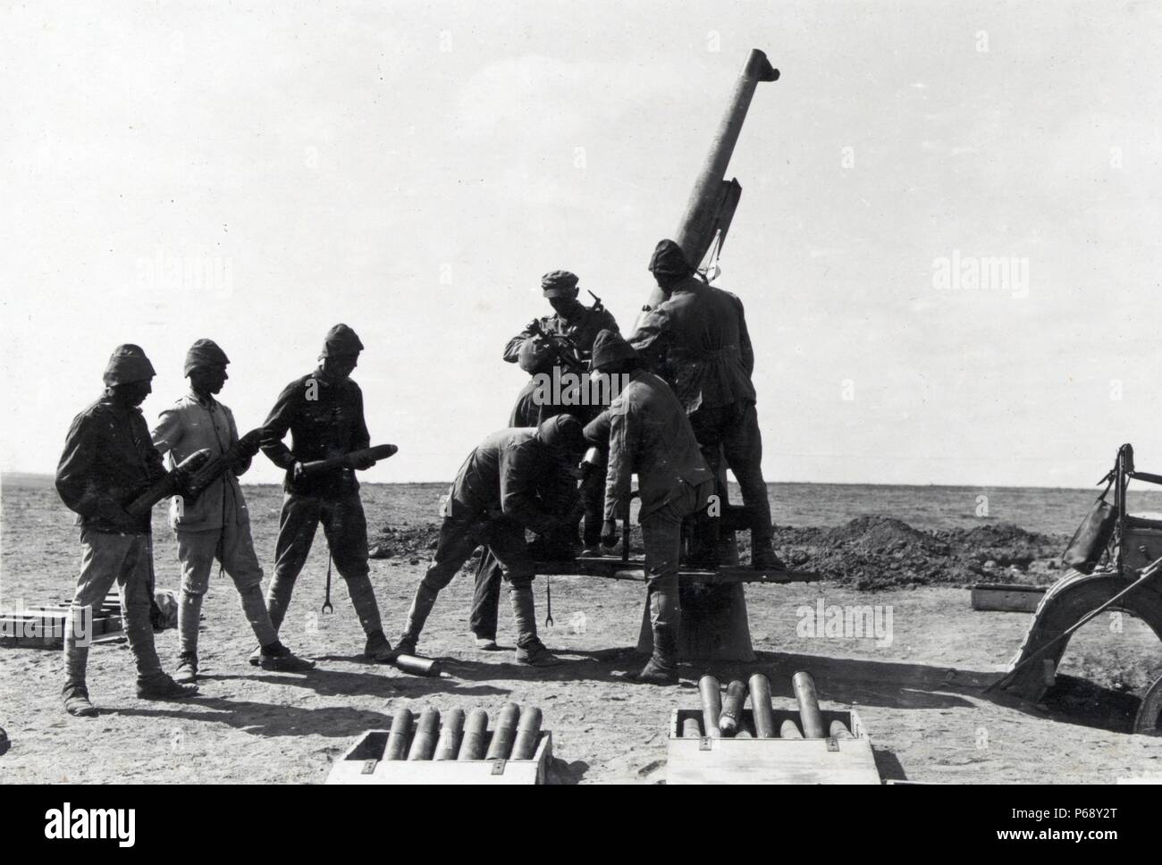 Fotografia di pistole di difesa contraerea nella battaglia di Tel el Khuweilfe, parte del sud della Palestina offensivo. Datata 1917 Foto Stock