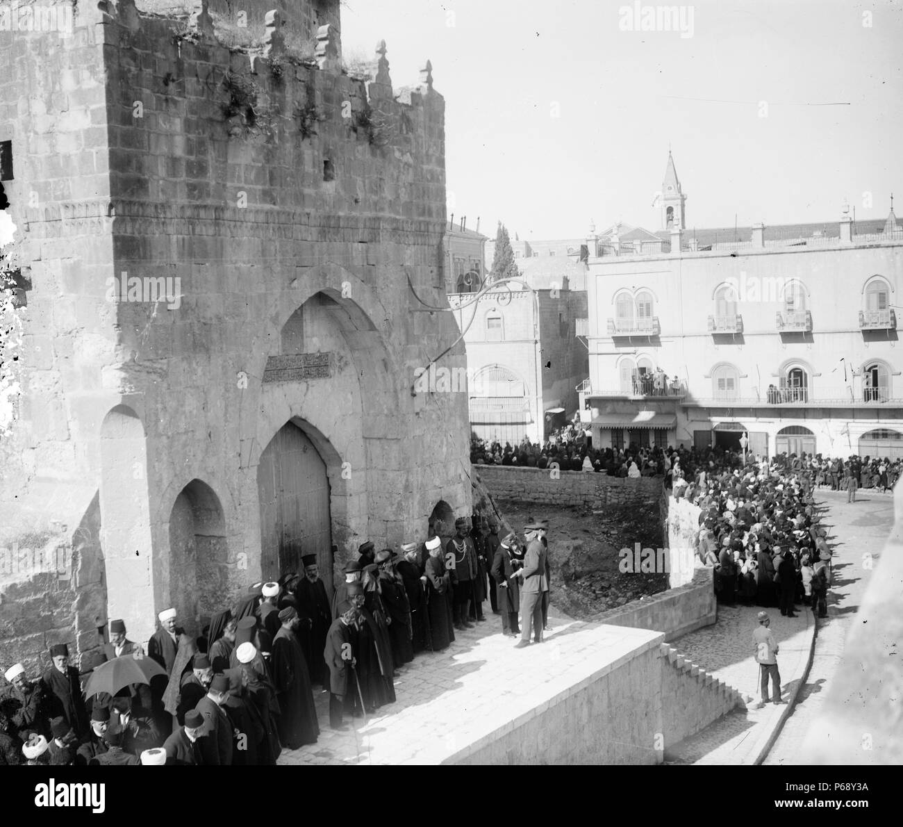 Fotografia della lettura della proclamazione del generale Allenby a Gerusalemme in inglese. Datata 1917 Foto Stock