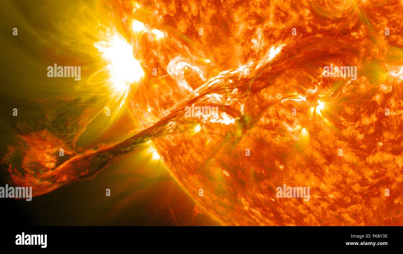 Fotografia del materiale solare in sun di atmosfera, la corona, scoppiato fuori nello spazio. Datata 2012 Foto Stock
