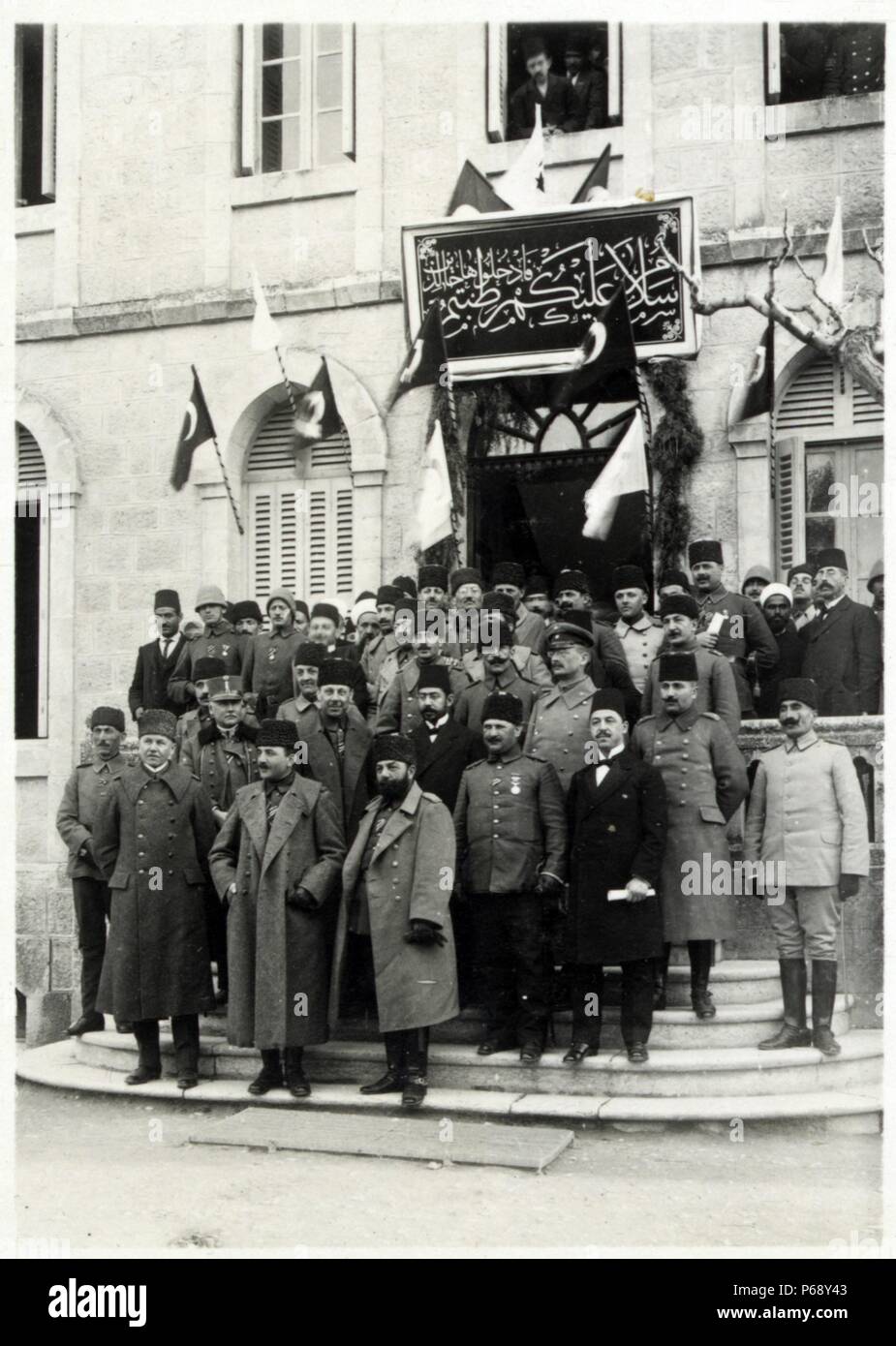 Fotografia di Von Schellendorf, Enver Cemal, Jamal Cemal e Friedrich Bronsart von Schellendorf al di fuori della scuola Salahiyeh, Gerusalemme. Datata 1916 Foto Stock