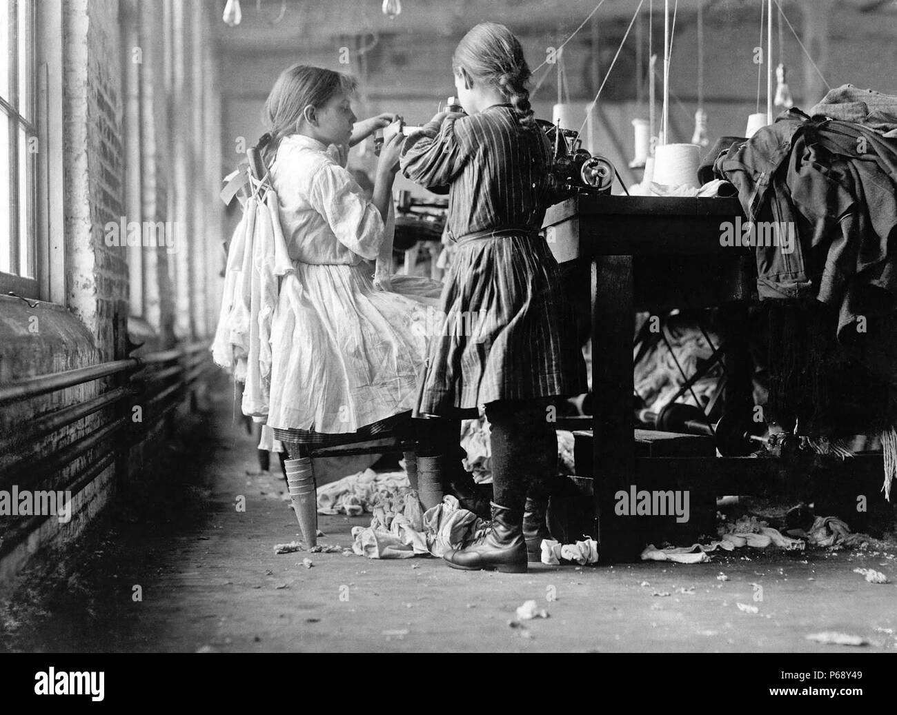 Fotografia di due bambini lavoratori, un raveler ed un crochet, lavorando in Loudon calzetteria Mills, Tennessee, Stati Uniti d'America. Datata 1910 Foto Stock