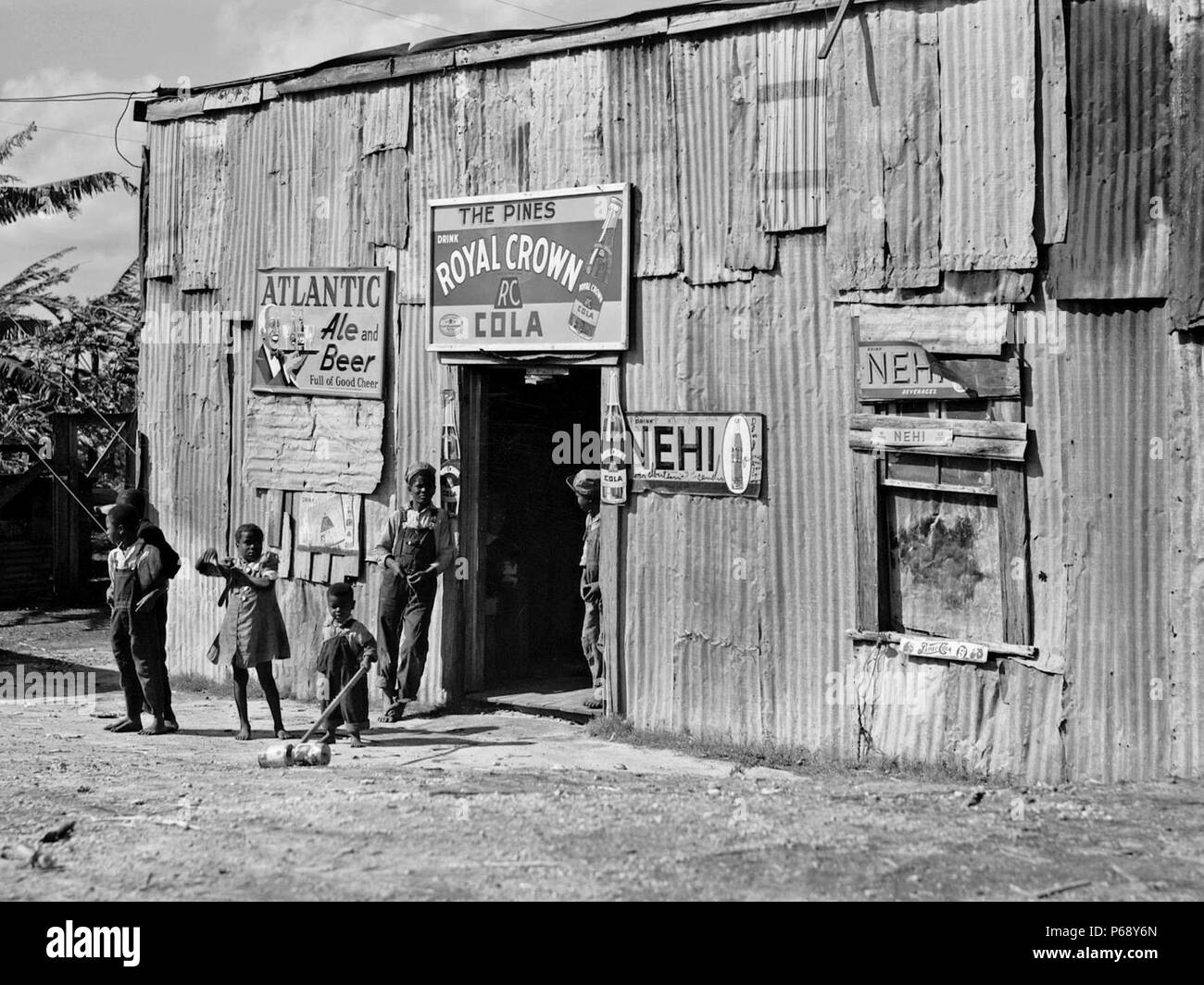 Marion Post Wolcott fotografia raffigurante: quarti viventi, il negozio e la juke joint per operai migratori vicino al Canal punto, Florida, 1941 Foto Stock