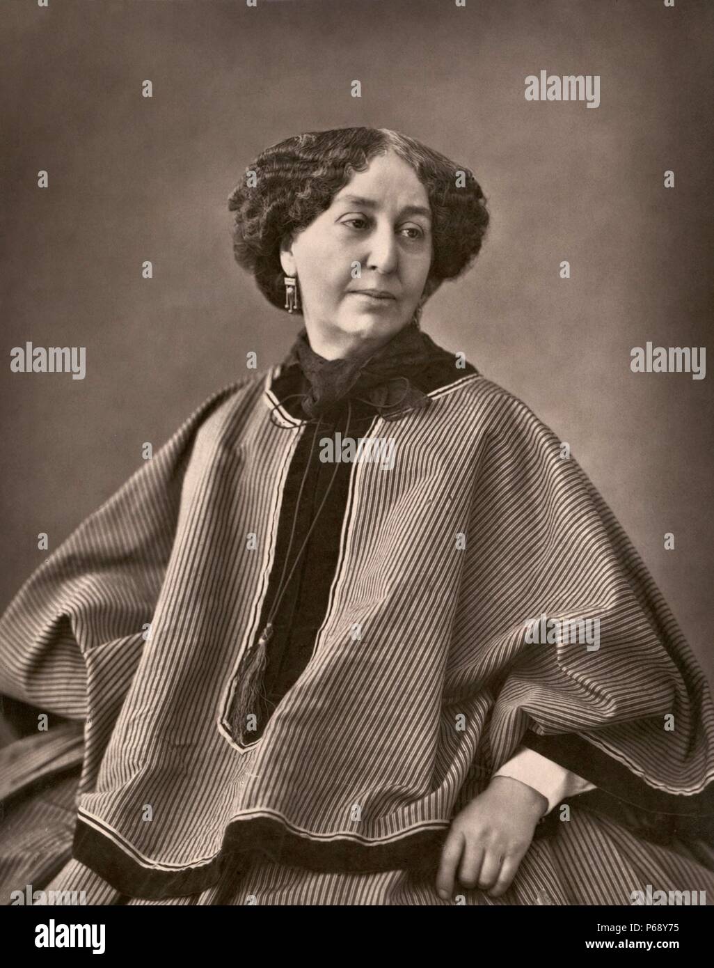 Fotografia di George Sand (1804-1876) romanziere francese e memoirist. Ella è ugualmente ben noto per il suo molto pubblicizzate affari romantico con un numero di artisti tra cui il pianista Frédéric Chopin e lo scrittore Alfred de Musset. Del 1864 Foto Stock