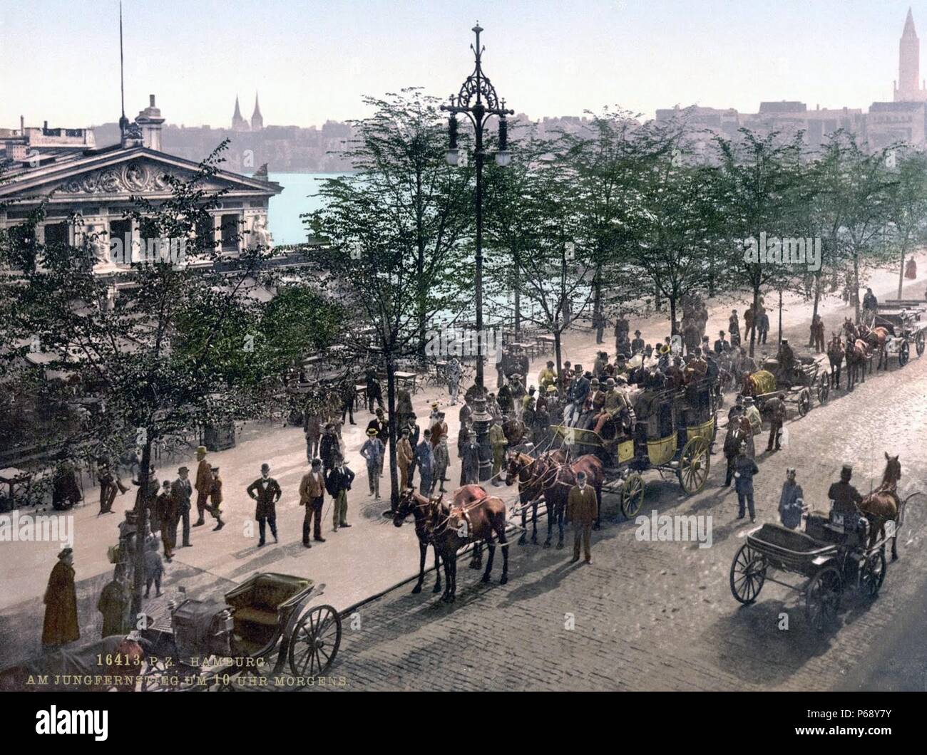 Fotografia a colori di carrozze trainate da cavalli a Jungfernsteig ad Amburgo, in Germania. Datata 1895 Foto Stock