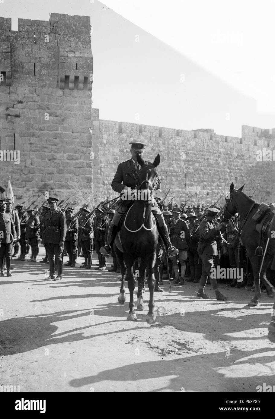 Fotografia del maresciallo di campo Edmund Allenby (1861-1936) entrando in Gerusalemme. Datata 1917 Foto Stock