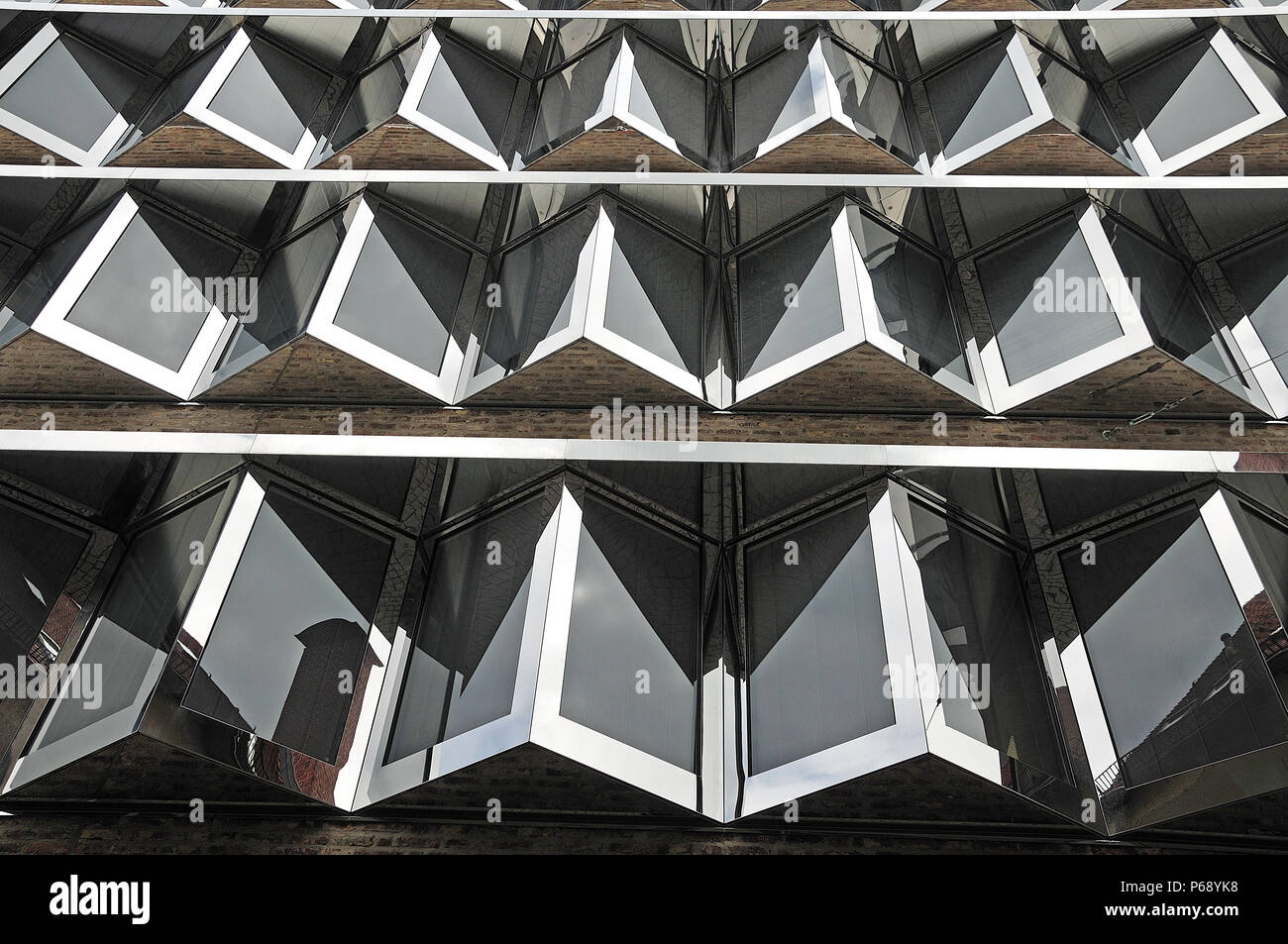 Facciata di un edificio aziendale con sovrastante windows riflettente con telai in acciaio Foto Stock