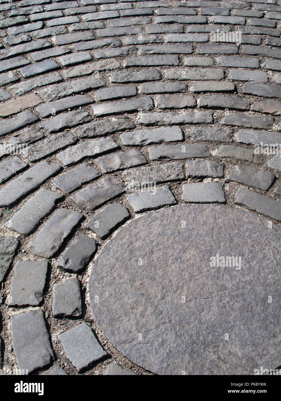 Il granito sett su strade acciottolate in cerchio design Foto Stock