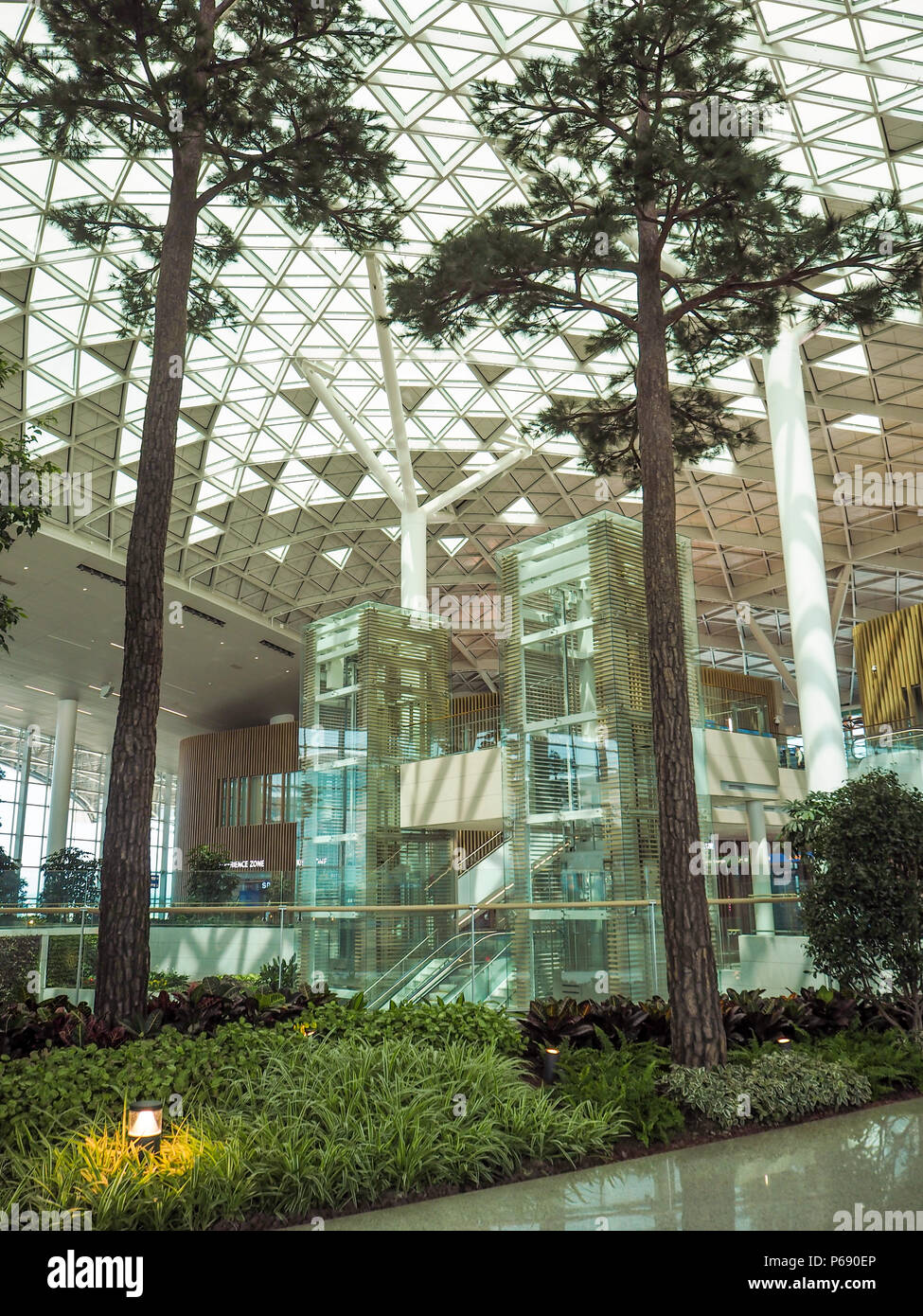 Aprile 2018 - Corea del Sud: giardino interno nella nuova apertura terminale 2 dell'Aeroporto Internazionale di Incheon Foto Stock