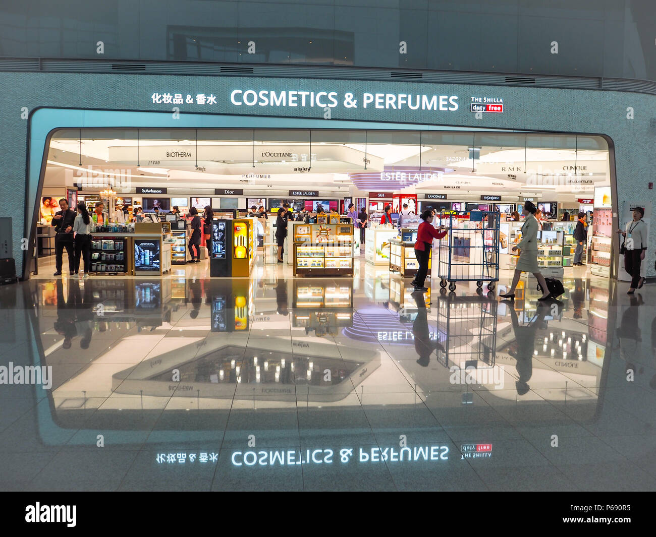 Corea del Sud - Aprile 2018: Grande duty free shop per i prodotti cosmetici e profumi in Aeroporto Internazionale di Incheon Foto Stock